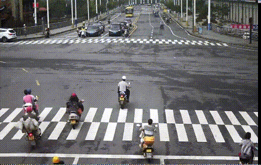 惊心动魄三十秒：SUV路口倒车油门到底 