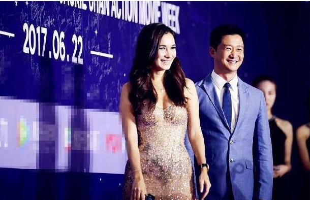吴京执导、主演的电影《战狼2》上映后票房屡破纪录,厉害了!跟着电影一同火起来的还有影片女主、混血美女卢靖姗。 女主角卢靖姗红得发紫,力量与外表都获粉丝肯定,中美混血儿,五官挺秀,脸蛋精巧又带着豪气,在近来电影的火爆上映中圈粉。 之前吴京携《战狼2》出席某活动,与卢靖姗一同走红毯,卢靖姗一款全透明的裙子闪瞎众人。 抹胸束腰的连衣裙衬得身体凹凸有致,裙子悄悄透视的效果你是否是也看的流口水了呢? 害臊的吴京不敢正眼看她,脸上笑得极不天然,画风变得太快让他有点不适应。 卢靖姗在电影中蓬头垢面,在刀光剑