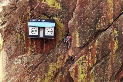 勇敢者才有缘光顾！这个商店开在悬崖深处 