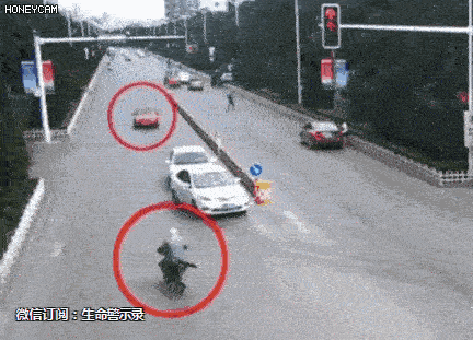 惊心动魄三十秒：SUV路口倒车油门到底 