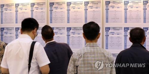 韩国求职者在查看招聘公告。(韩联社资料图片) 韩国求职者在查看招聘公告。(韩联社资料图片)