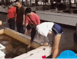 惊心动魄三十秒：SUV路口倒车油门到底 