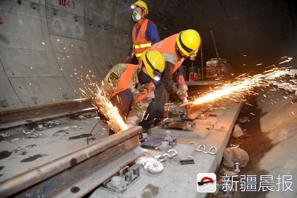 乌鲁木齐地铁1号线铁路局至国际机场拟10月轨道贯通_吉德网 轨道焊接像放礼花 新疆晨报讯(记者 许倩)想起轨道施工您一定不会联系到浪漫、惊艳,但事实上在实施长轨通时,地铁轨道的焊接施工就像是放礼花。9月13日,新疆晨报记者在乌鲁木齐地铁1号线工程轨道安装工程02标段看到了地铁轨道焊接施工的全过程。 从施工现场来看,地铁的道床已经成型,移动焊轨机前两名工作人员正在控制焊接头连接轨排。刚刚焊接好的接头处一片通红,隔着20厘米的距离也能明显感受到热量不断地挥发出来。 短轨通只是轨道初步成型,想达到通行条件还要把轨排无缝焊接起来。现在的轨排焊接都