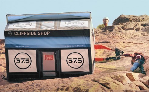 勇敢者才有缘光顾！这个商店开在悬崖深处 