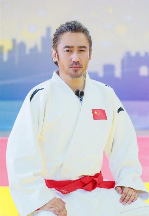 剧组让吴秀波把头发染黑,他回应的太有水平!白