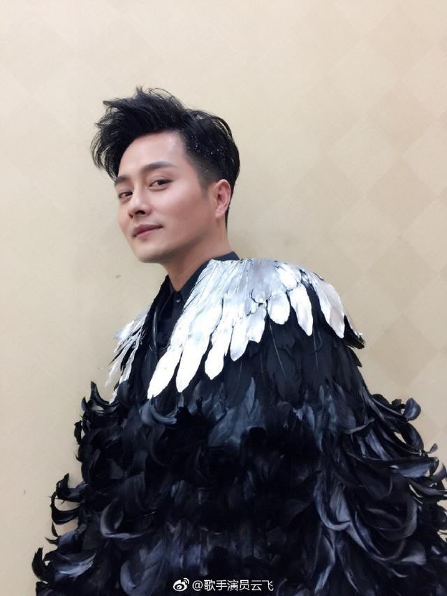 云飞与前妻14岁女儿出落得亭亭玉立,颜值不输