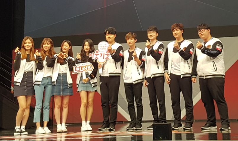 SKT战队与韩明星女团打特殊慈善比赛