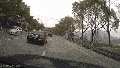 惊心动魄三十秒:男子走位出错被自家车碾压