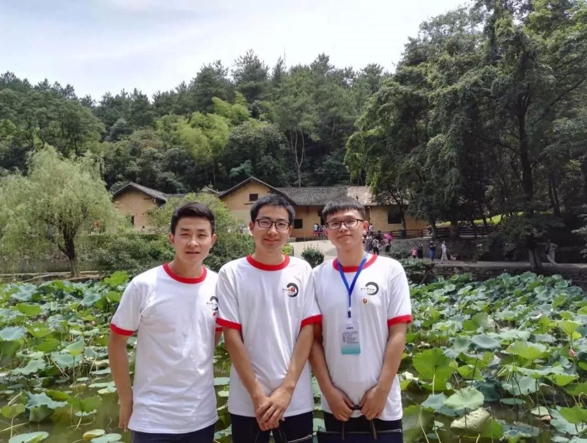 在毛主席故居前与同事合影