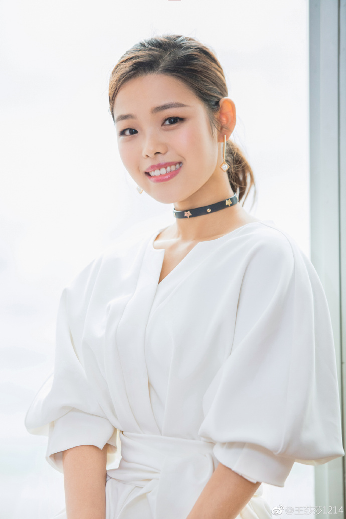 呼呼小姑娘一般的王莎莎不见了,气质软了许多,给人一种温柔贤淑的感觉
