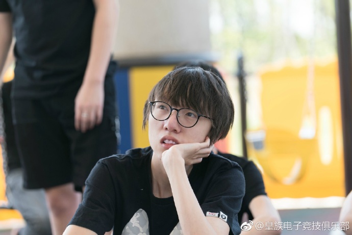 LPL备战S7武汉集训 体能训练时日常_esports