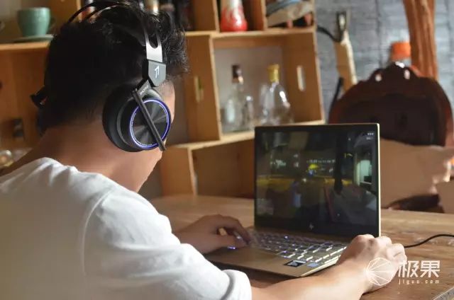 电竞大赛官方指定耳机连敌人进草的声音都能听