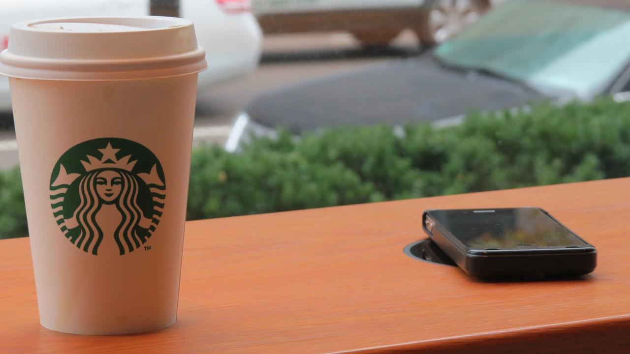 星巴克将提供 iPhone 无线充电服务，然而这又是历史重演_凤凰科技