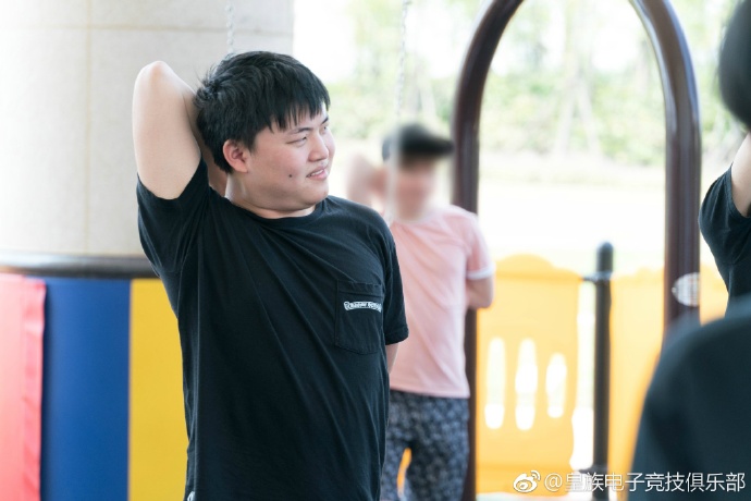 LPL备战S7武汉集训 体能训练时日常_esports