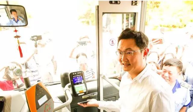 马化腾上了一辆公交车,没带公交卡,然后.