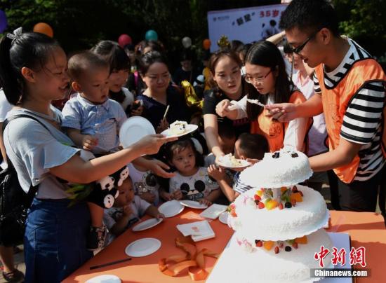 9月16日，重庆杨家坪动物园为大熊猫“新星”举办了35岁生日会，吸引众多民众参与。活动现场，不仅有工作人员为“新星”送上特别制作的生日蛋糕，还有小朋友亲手绘制十米长卷送上生日祝福。同时，工作人员还向前来参加生日会的民众分发生日蛋糕，共同庆祝大熊猫“新星”35岁生日。 周毅 摄