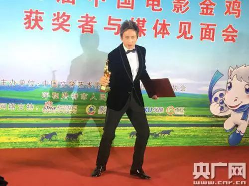 媒体:恭喜范冰冰邓超获得养鸡小能手称号