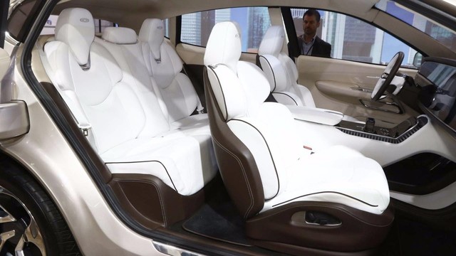 内饰科技感爆棚 昶洧首款SUV正式发布 