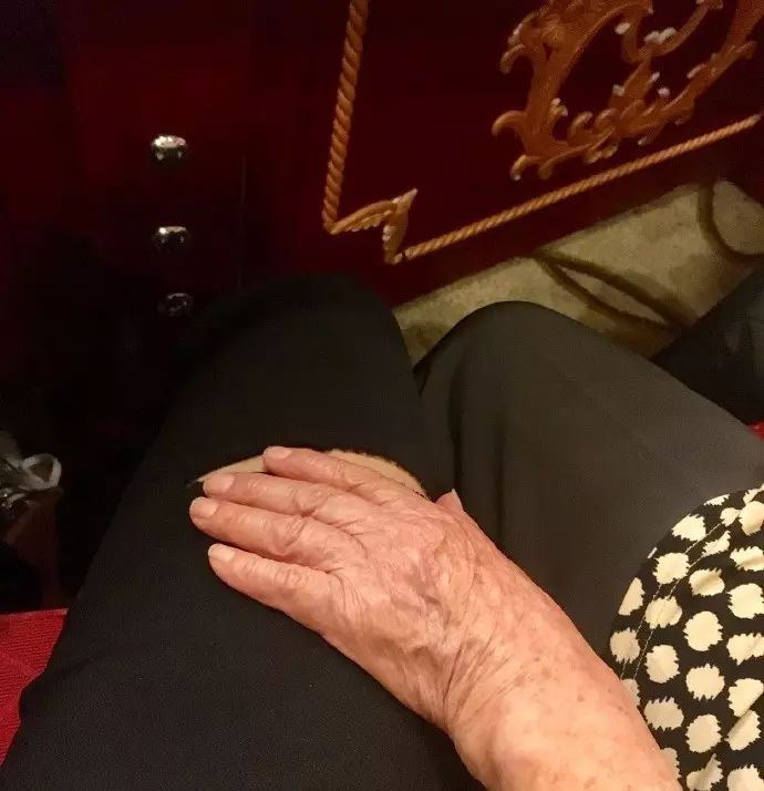 奶奶看到我的破洞牛仔裤后,双手捂了上去…