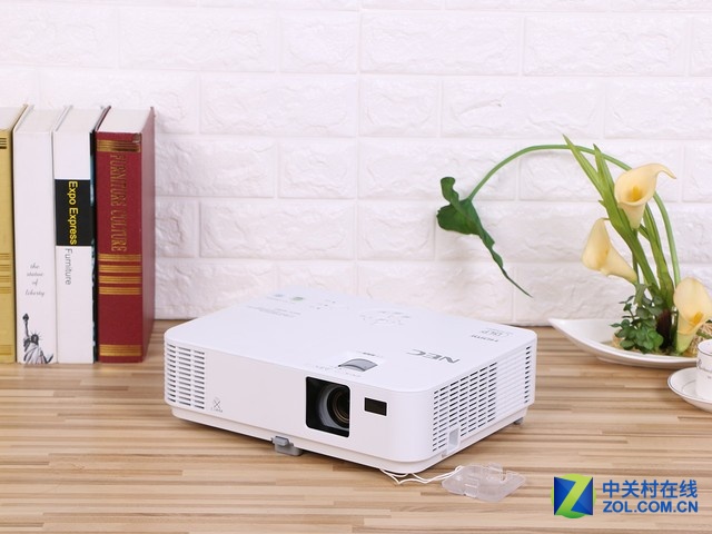 客厅投影不伤眼 家用投影呵护全家视力 