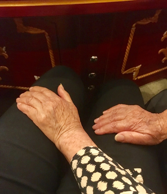 奶奶看到我的破洞牛仔裤后,双手捂了上去…