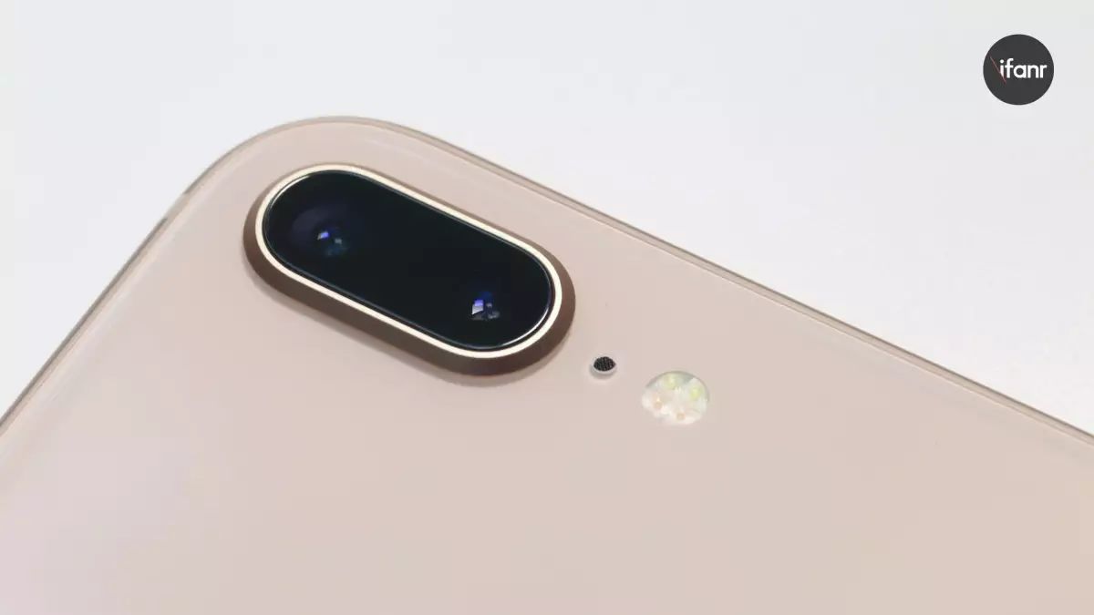 iPhone 8\/8 Plus 首发真机图赏:请忽略正面，看它们的美背_凤凰科技
