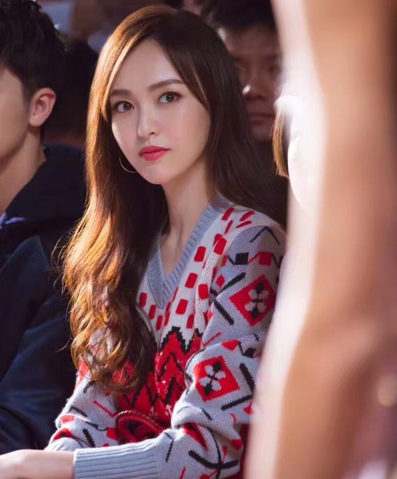 记住这张脸了吗??如果说盛世美颜只服气美妆师的妙手,不妨围观围观你糖大学时代的真素颜吧!从曝光的这组大学时期的青涩照来看,巴掌脸和精致小巧的五官真的不是一天养成的啊。