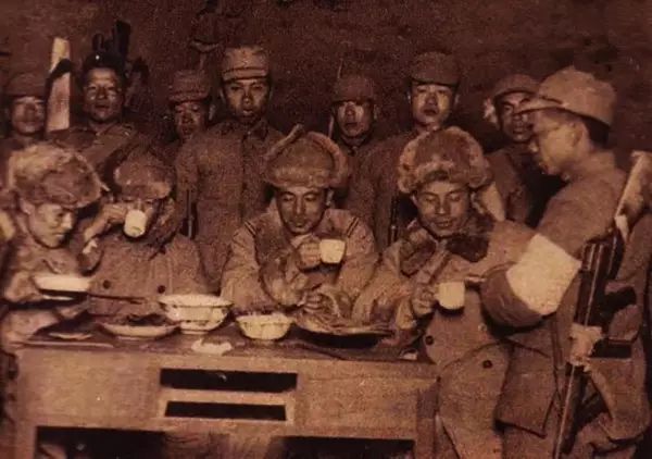 抗战伙食:鬼子吃鸡,国军八宝饭,共军自己动手能