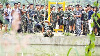 老弱妇孺齐上阵 临险互助赢喝彩