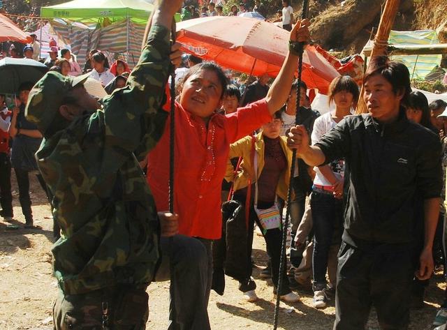 最传奇的温泉文化——探秘怒江峡谷傈僳族男女裸浴百年“澡塘会”