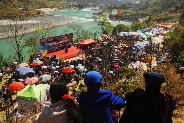 最传奇的温泉文化——探秘怒江峡谷傈僳族男女裸浴百年“澡塘会”