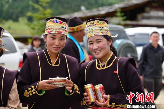 藏族女孩敬献青稞酒。　孙翔 摄