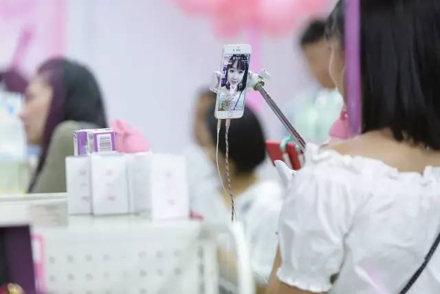 网红、微商、直播、共享女友.情趣营销摆对姿内裤黑色连体情趣图片