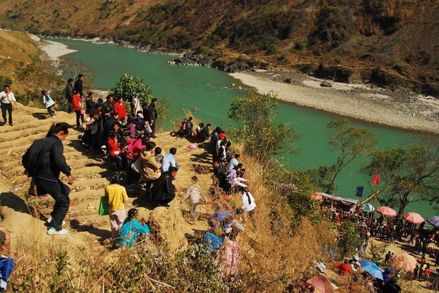 最传奇的温泉文化——探秘怒江峡谷傈僳族男女裸浴百年“澡塘会”