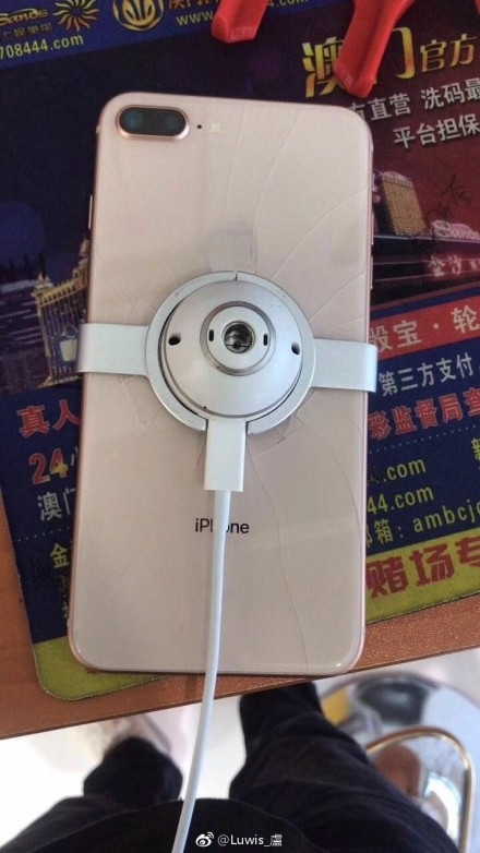 用力过猛iPhone 8 Plus全球首碎！这画面看醉