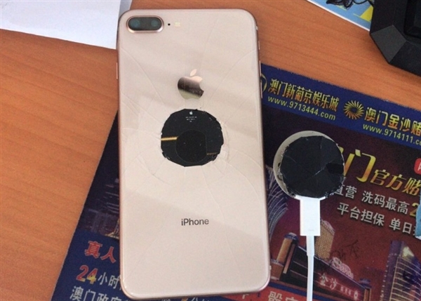 用力过猛iPhone 8 Plus全球首碎！这画面看醉