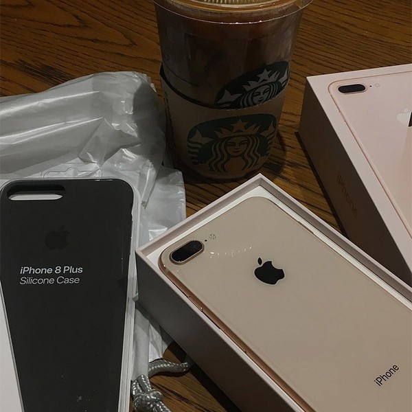 国外网友抢先晒首批iPhone 8、8 Plus