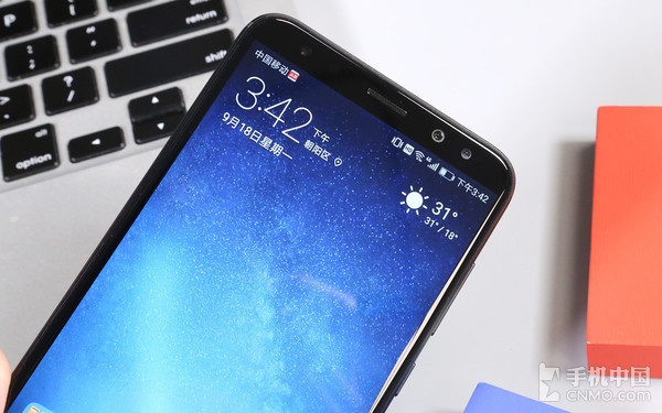 上方的右边两颗摄像头与左边的柔光灯、传感器开孔左右对称