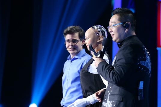 王力宏惊喜亮相《我是未来》 周灏表情包大战“网红”