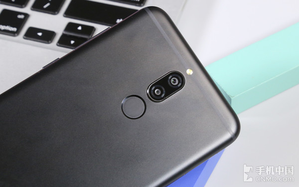 背面纵向排列的双摄、指纹识别和闪光灯在一条直线上