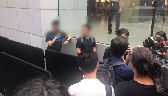 罕见 香港iPhone 8首发超冷清：苹果店仅3人排队