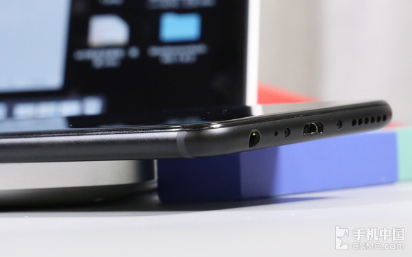 屏幕边缘自然的圆弧收边，结合柔性线条的机身边缘