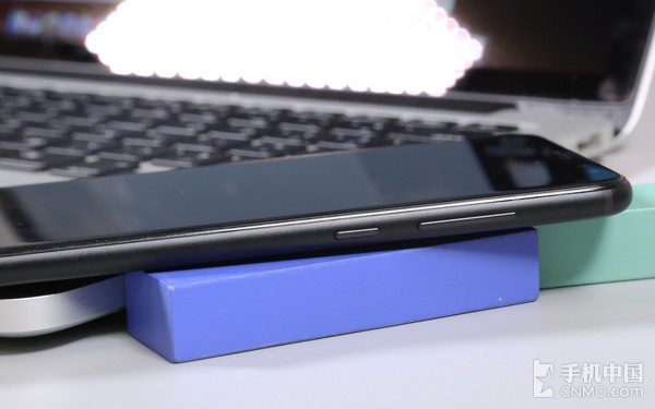 电源键和音量键设计在机身右侧，键程适中回馈感很明显