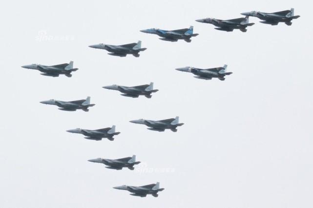 日本F15发生70多起事故怪中国，如今12架乱飞不怕危险