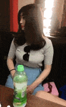 惊心动魄三十秒:轿车路口逆行冲进人堆