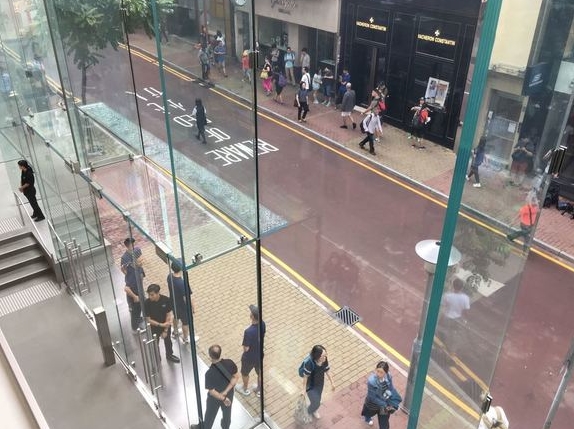 罕见 香港iPhone 8首发超冷清：苹果店仅3人排队
