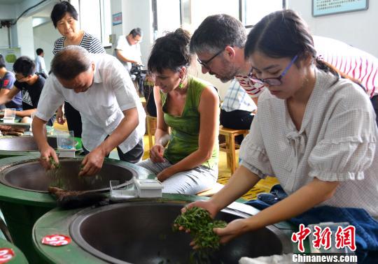 在婺源茶校，专家们观摩茶叶制作工艺和茶道表演，感受浓浓的中国茶文化魅力。　程新德　摄