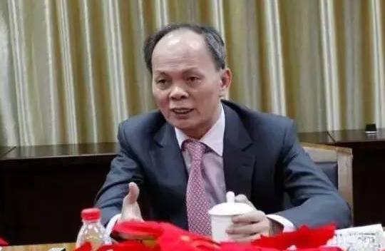 他出生寒门长得像老农民,竟花30亿买下王健林