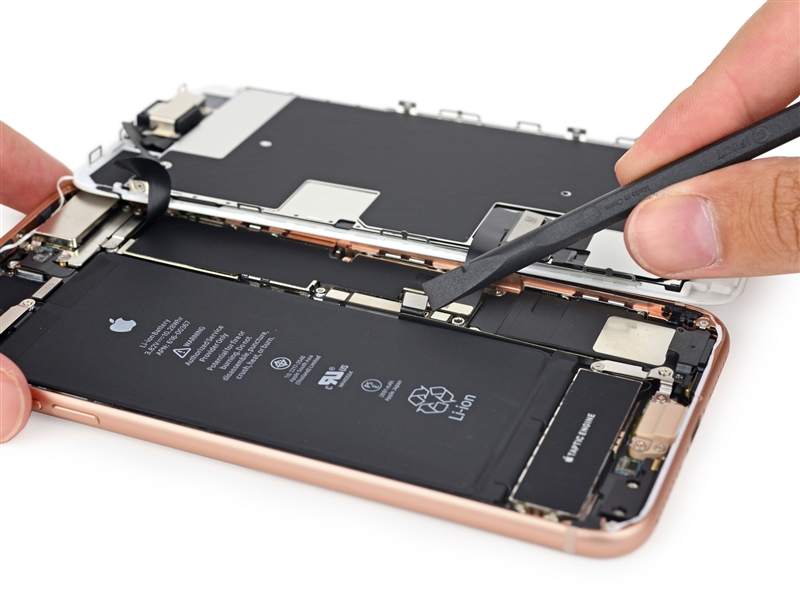 iPhone 8 Plus完全拆解：玻璃后壳碎成渣