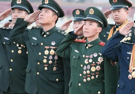 现在的团长也许是他手下新兵,如何成为一名受人尊敬的“兵王”?